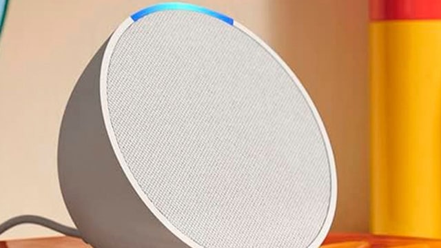 Un altavoz Amazon Echo Pop en la cocina