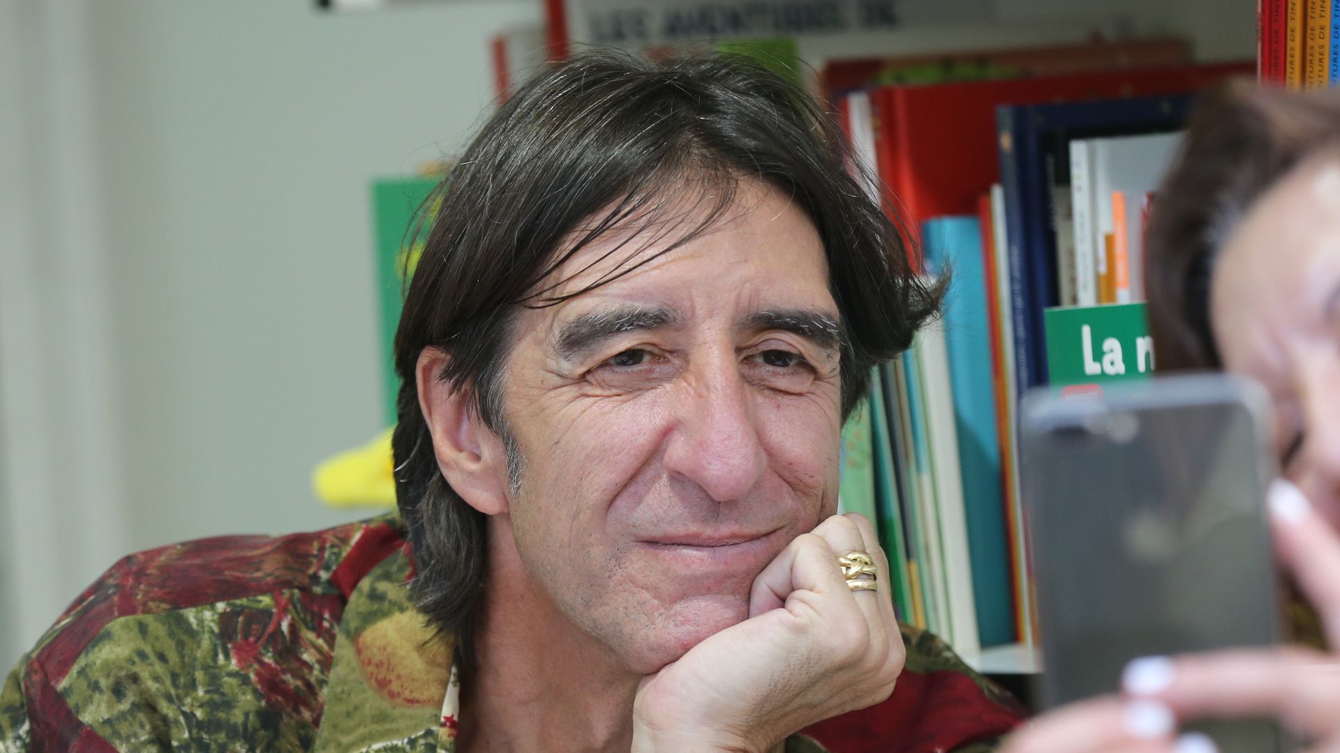 El poeta Benjamín Prado firma en una de las casetas de la Feria del Libro 2022, en el Parque de El Retiro, a 29 de mayo de 2022