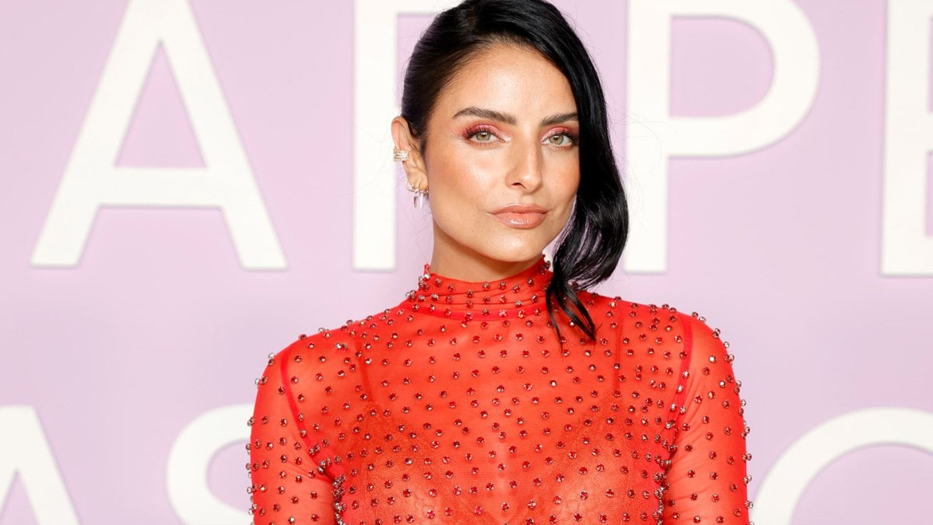 Aislinn Derbez deslumbra en la alfombra roja en su versión más sexy
