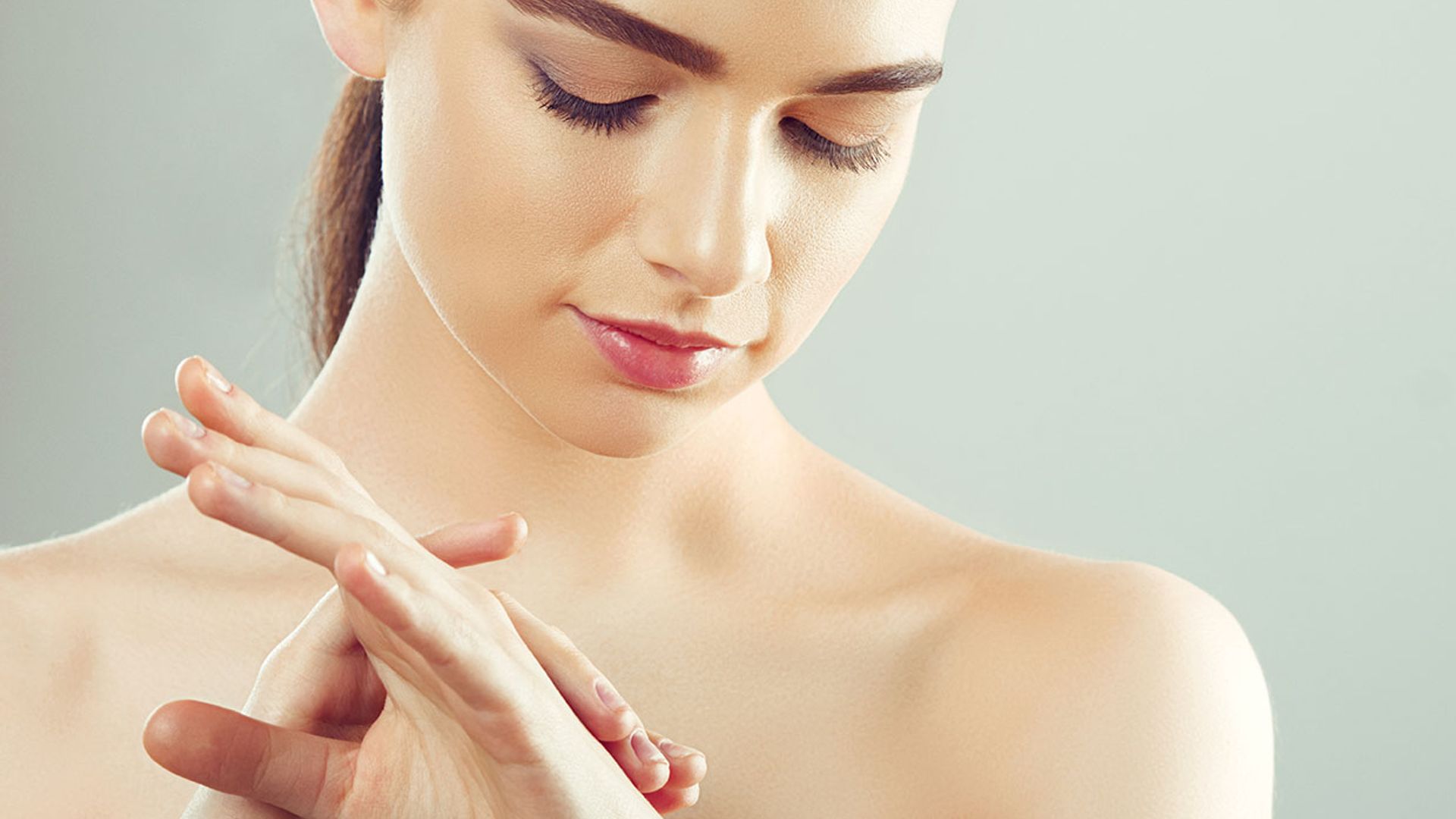 Sí, con qué producto te desmaquillas las uñas importa mucho más de lo que crees