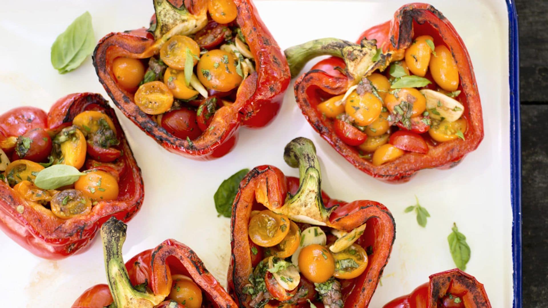 Pimientos asados rellenos de ensalada de tomate