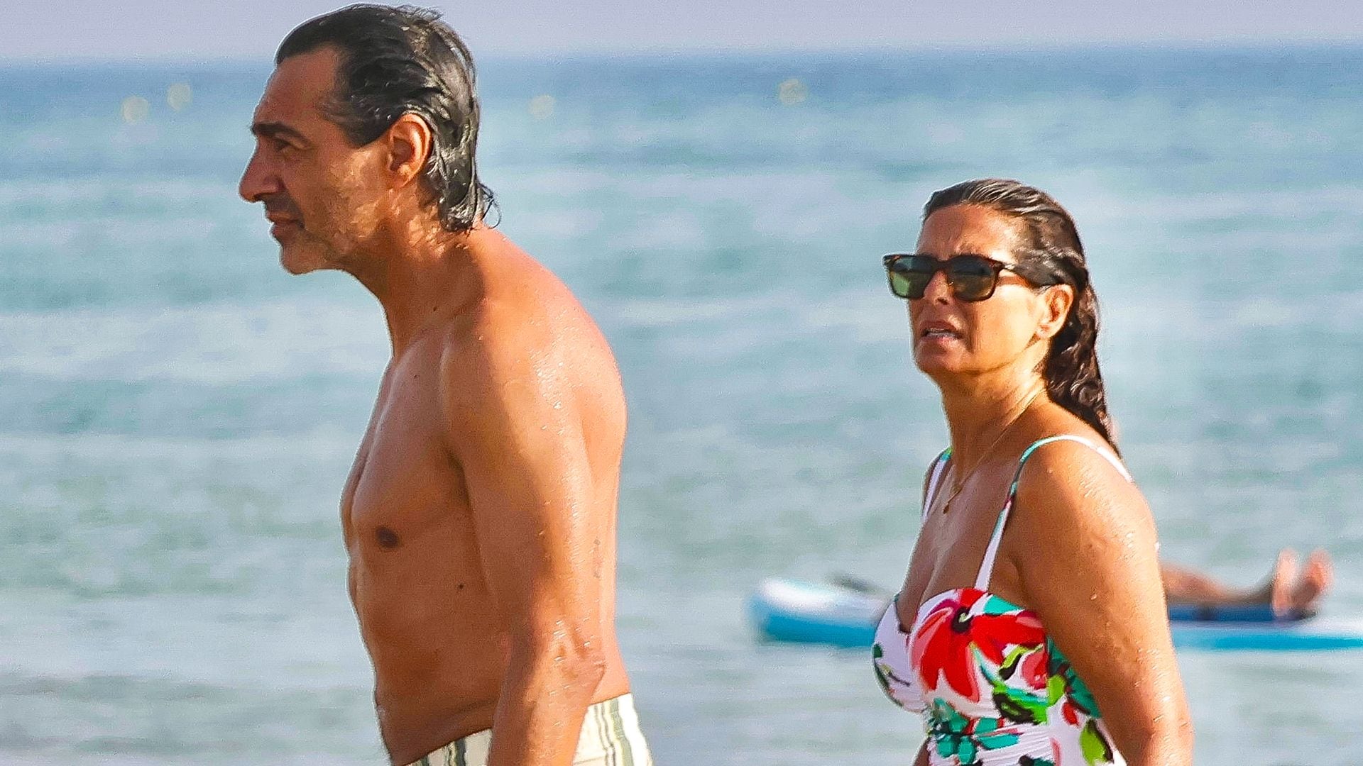 Nuria Roca y Juan del Val en la playa en Cádiz