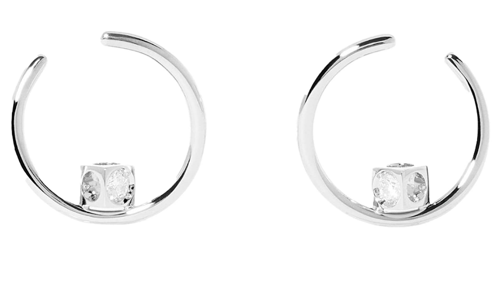 Pendientes de oro blanco y diamantes (2.220 €), de Dinh Van