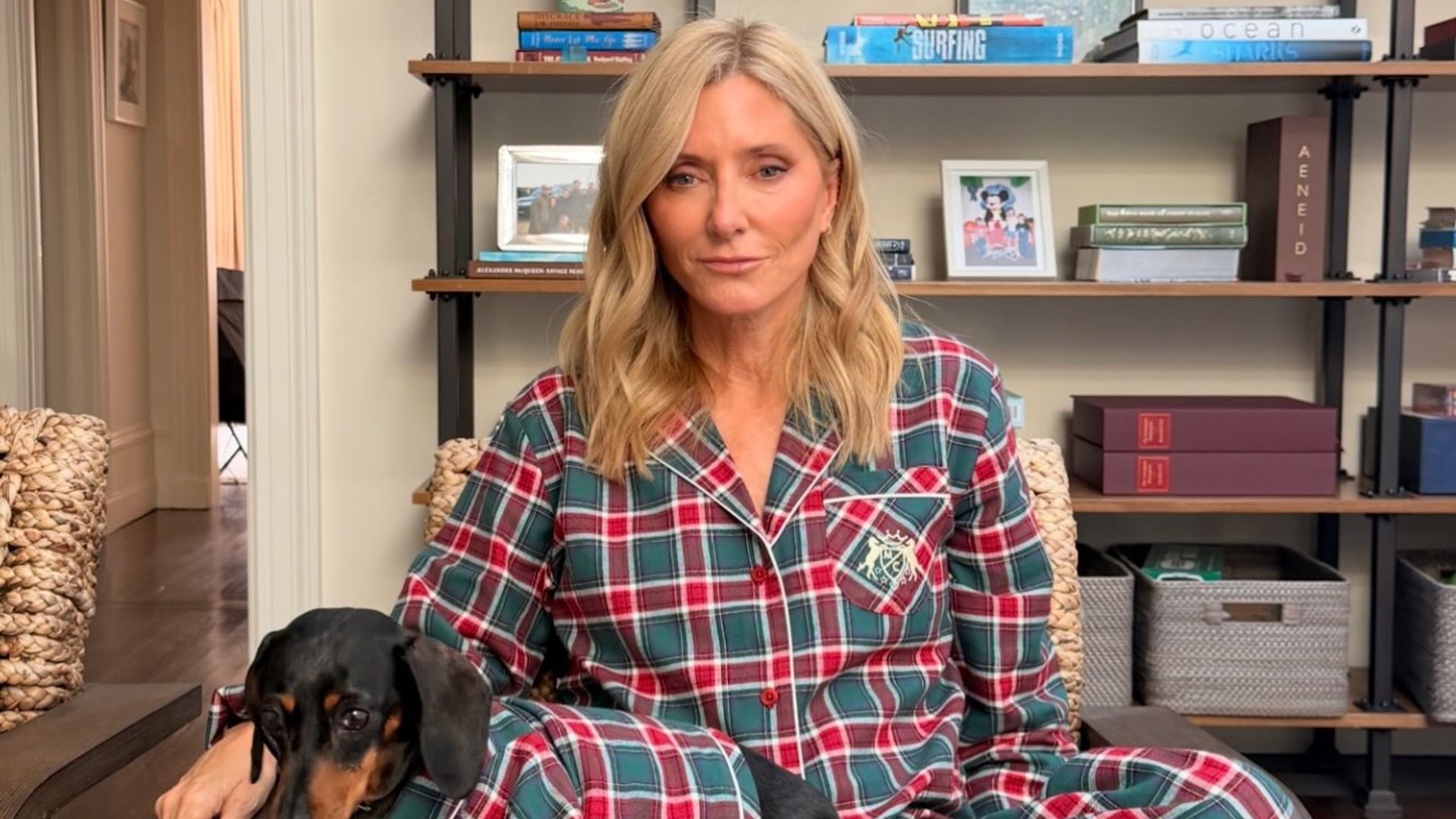 Marie-Chantal de Grecia con su mascota, ambos a conjunto con pijamas navideños a cuadros