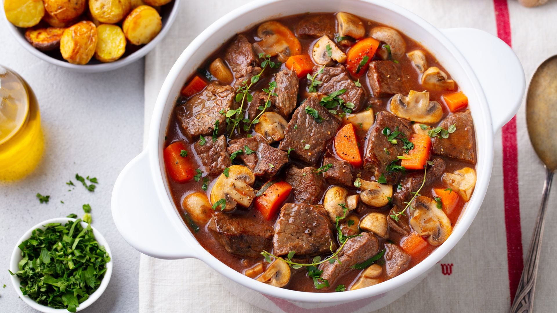 Guiso de carne con verduras y champiñones