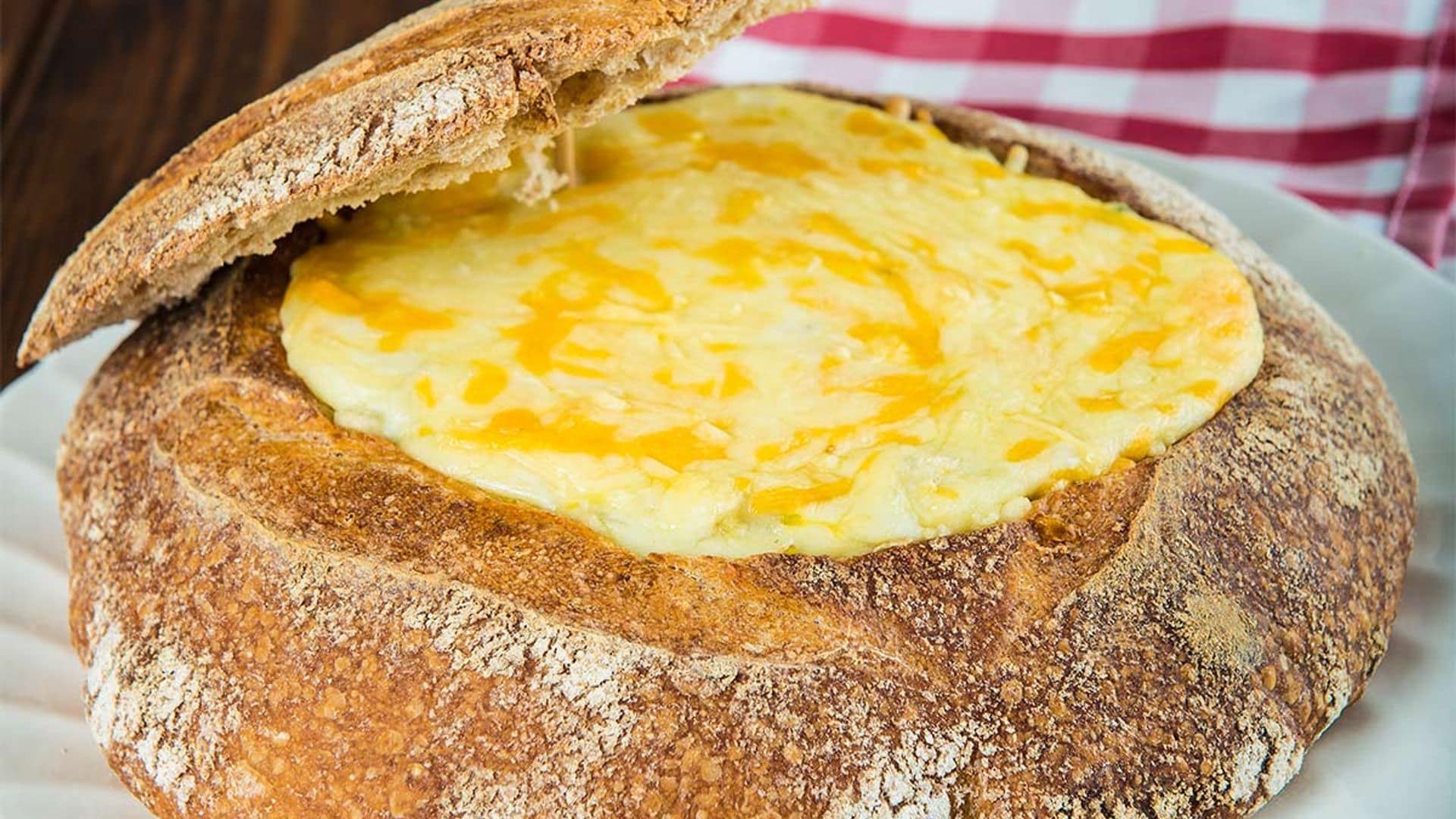 Hogaza de pan rellena de brandada de bacalao y queso gratinado