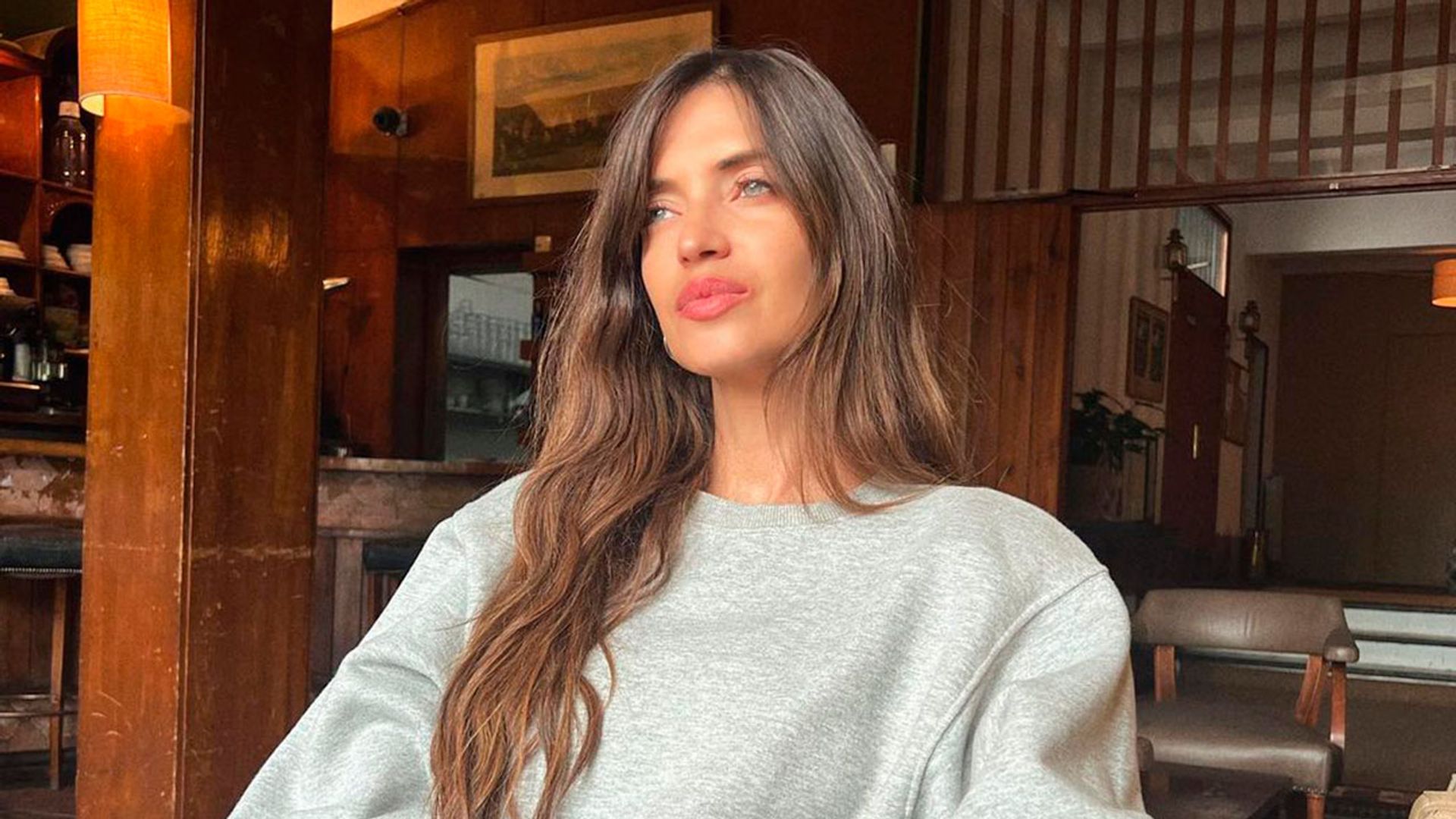 El abrigo étnico de Sara Carbonero que transforma tus looks con básicos de entretiempo