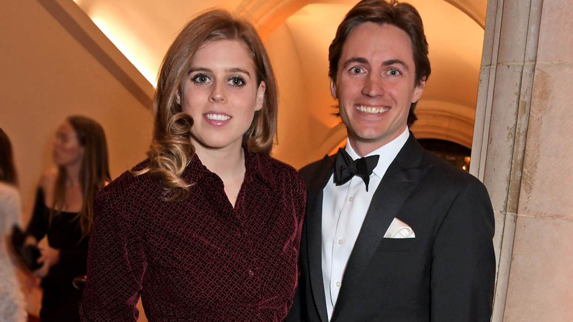 Beatriz de York disfruta de una noche de fiesta junto a su chico