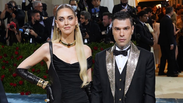 Plano entero de Chiara Ferragni y Fedez en la gala MET 2022