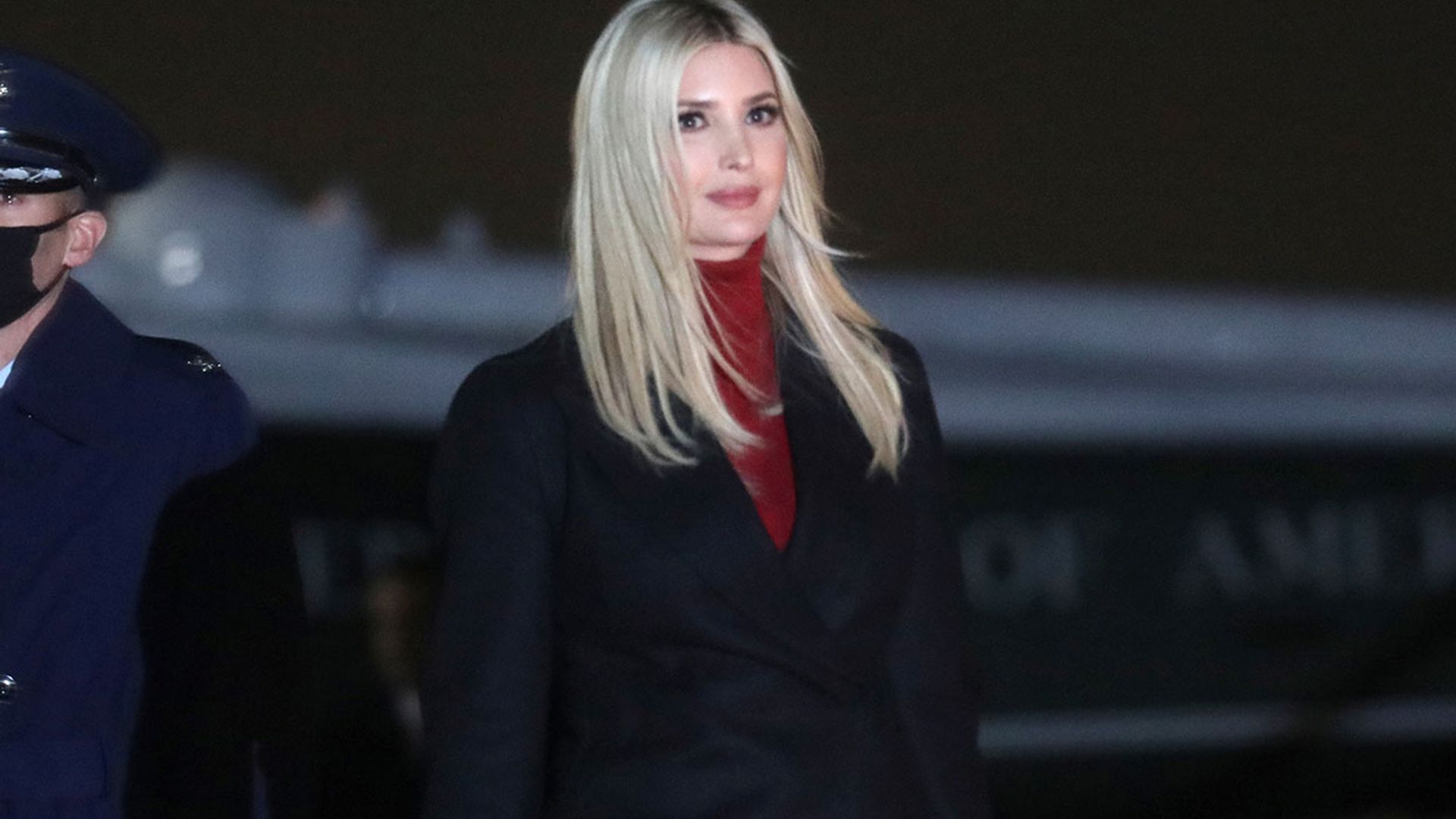Ivanka Trump juega al despiste con un look sobrio, pero lleno de simbolismo