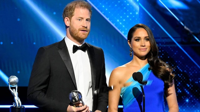 Principe Harry y Meghan Markle recogiendo un premio
