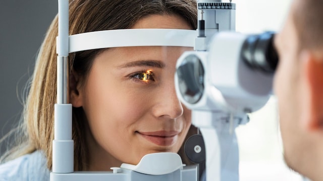 mujer revisando su vista en el oftalmólogo