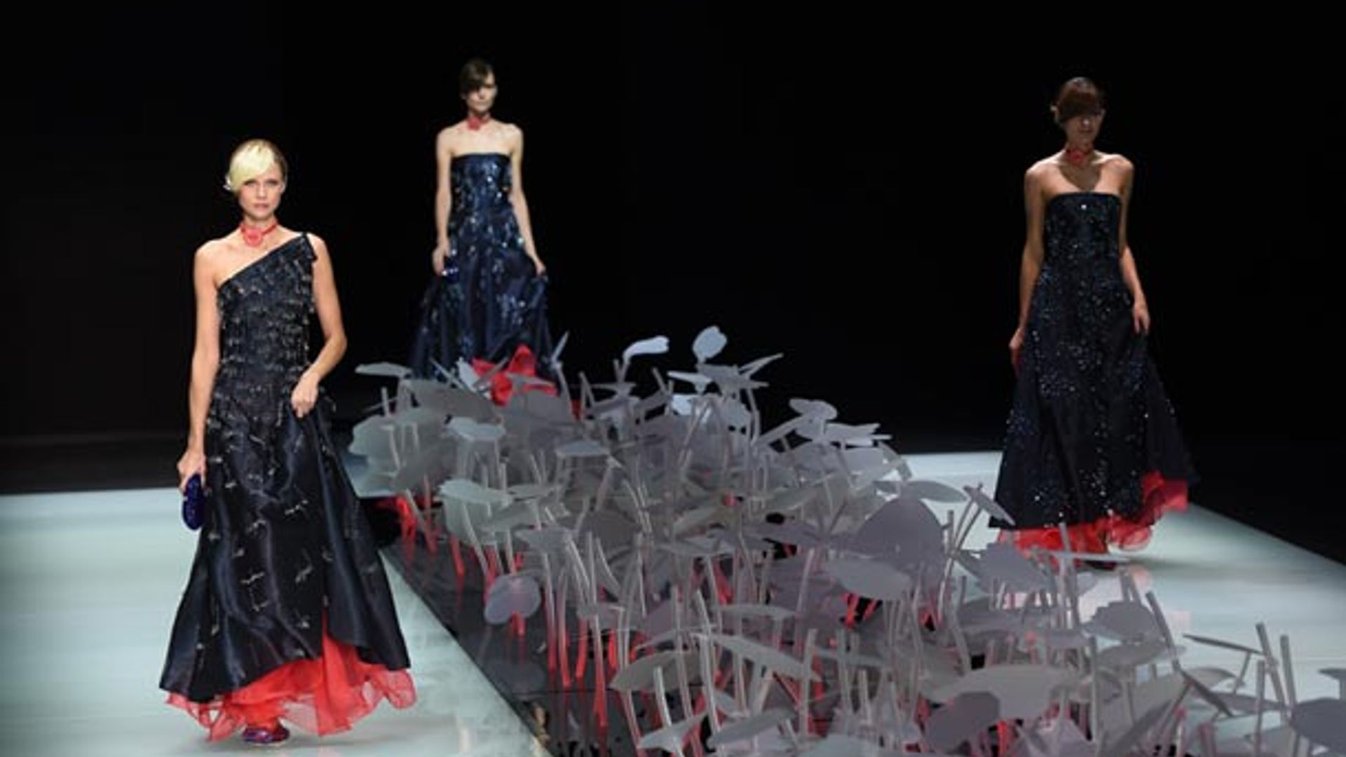 Fin de fiesta: Giorgio Armani y sus musas protagonizan el último día de Milán 'Fashion Week'