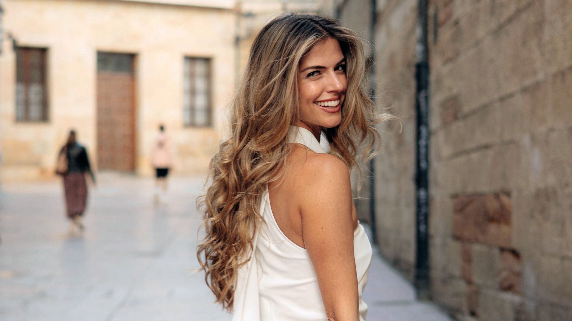 Stephanie Cayo posa, vestida de novia, en una calle de Oviedo, donde acompañó a Rosa Clará en la inauguración de su nueva tienda