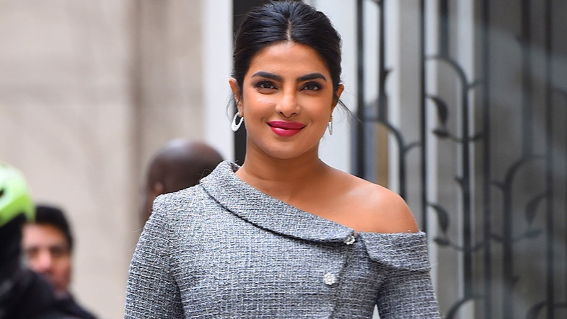 Priyanka Chopra versiona el escote más famoso de Meghan Markle