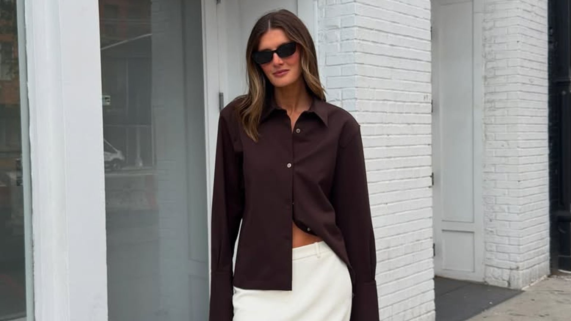 Camisa clásica y falda midi, la combinación perfecta para conseguir un look veraniego de lo más elegante