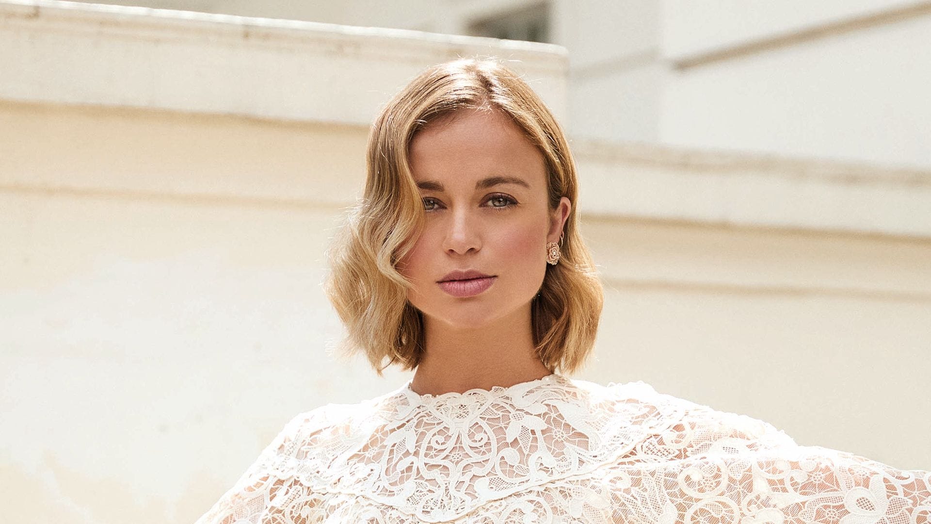 ALMA SOSTENIBLE
En sus columnas para Hello! Fashion, Amelia escribe a menudo sobre viajes, estilo de vida, belleza y moda sostenible. De esta última le interesan las historias escondidas detrás de los tejidos y las personas que la crean. Aquí con vestido de encaje blanco, de Zimmermann, y pendientes, de Dior. 