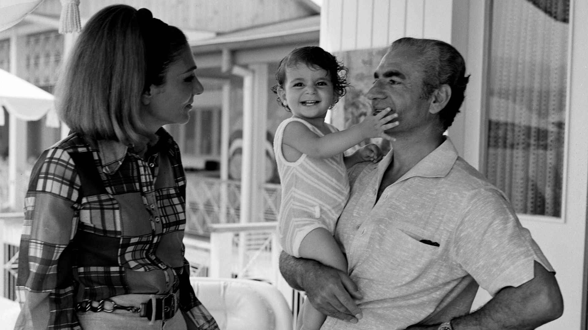 Leila Pahlavi, de niña, con sus padres