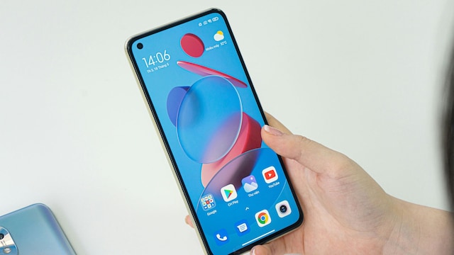 Un teléfono Xiaomi en una mano