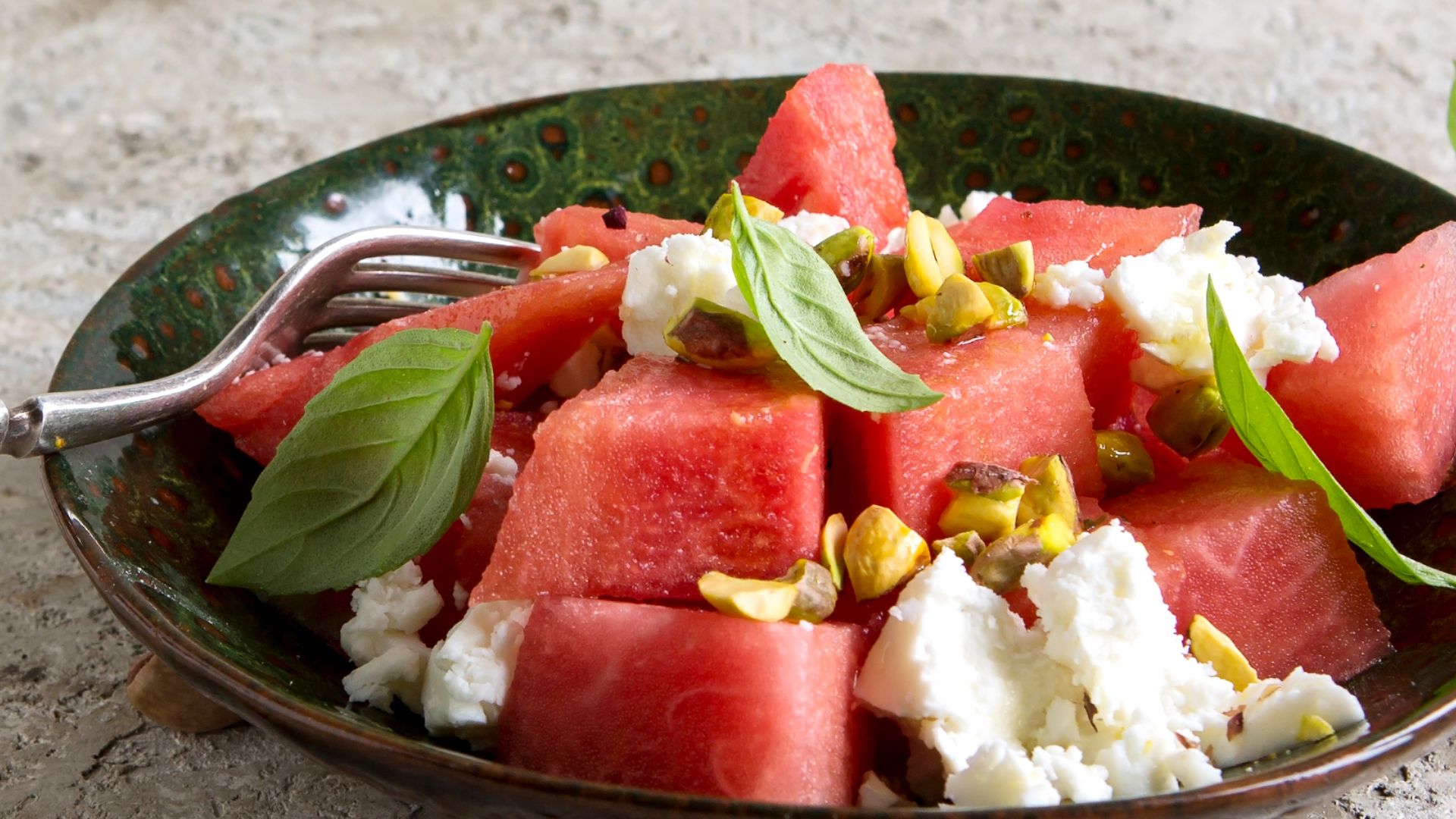 Ensalada de sandía, queso y pistachos.
