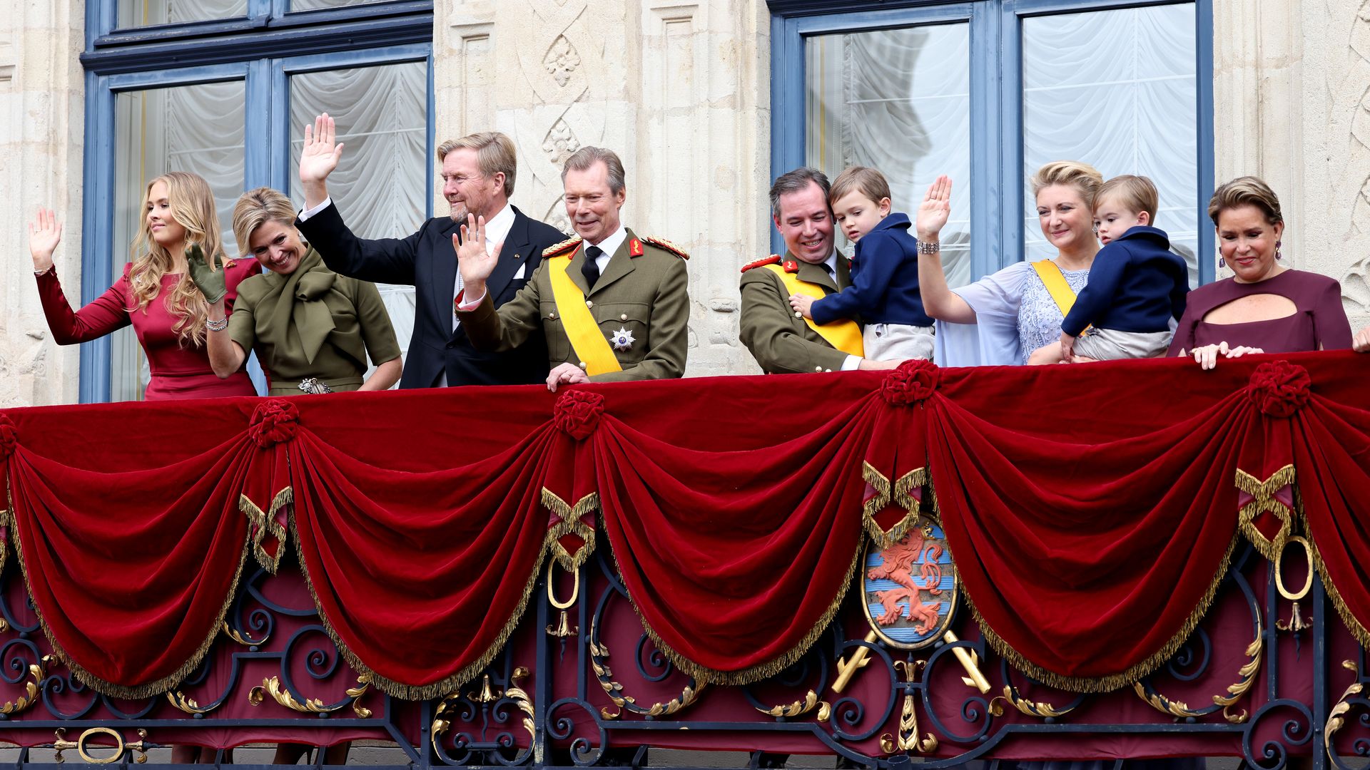 Los reyes de Holanda, junto a la princesa Amalia, con los Grandes Duques de Luxemburgo y sus hijos, así como con María Teresa y Enrique de Luxemburgo en balcón