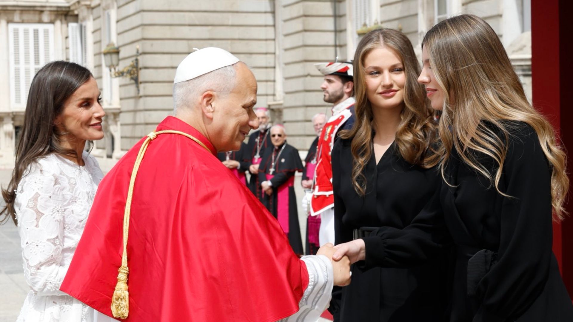La princesa Leonor y la infanta Sofía saludando al Papa León XIV en el Palacio Real