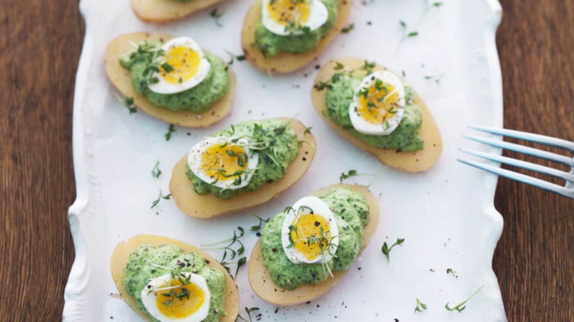 Patatitas rellenas de crema de queso a la albahaca con huevo