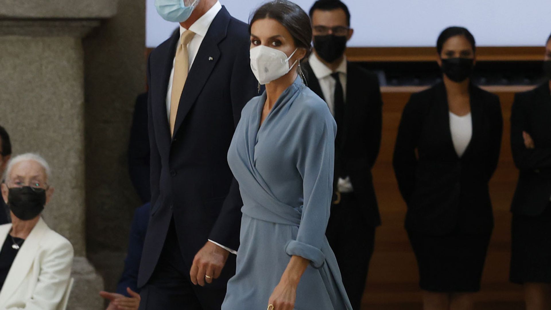 La Reina celebra con su look de estreno a Adolfo Domínguez, uno de los premiados de la noche