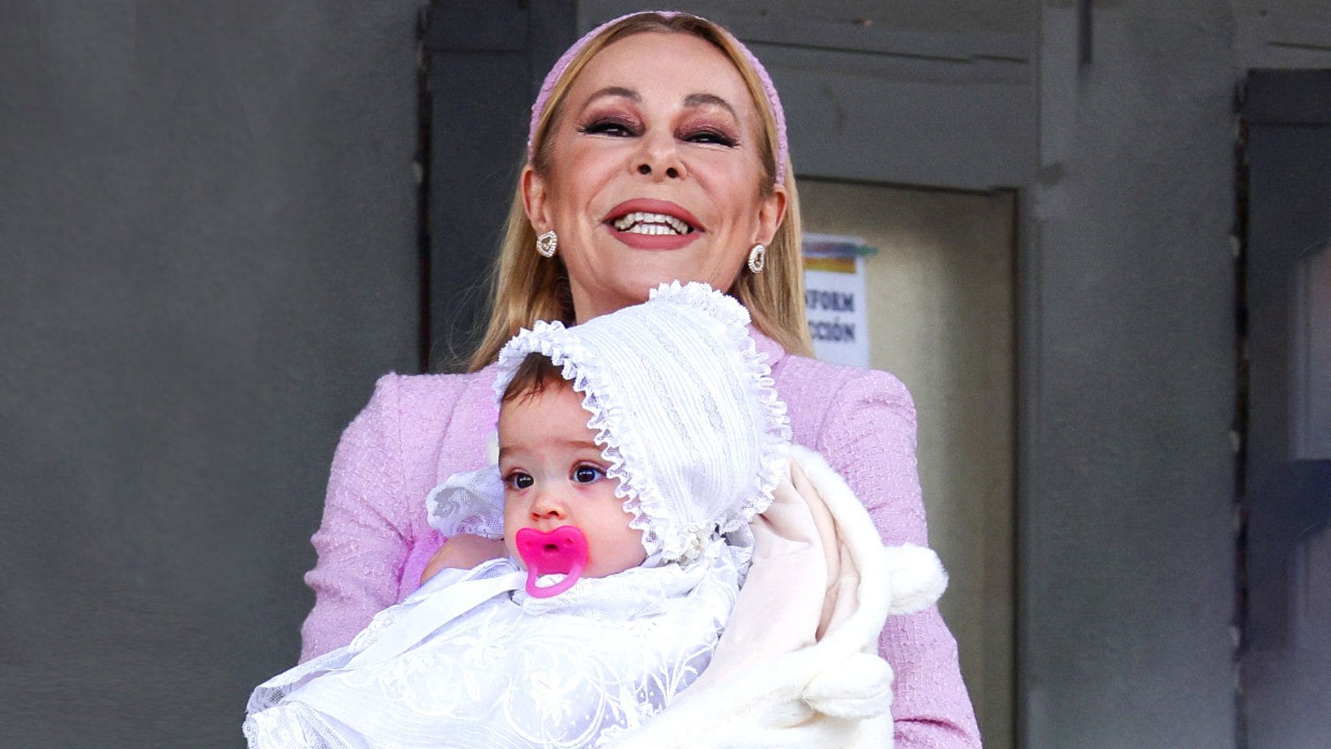 Ana Obregón bautiza a la pequeña Anita en un día inolvidable rodeada de toda su familia y amigos íntimos