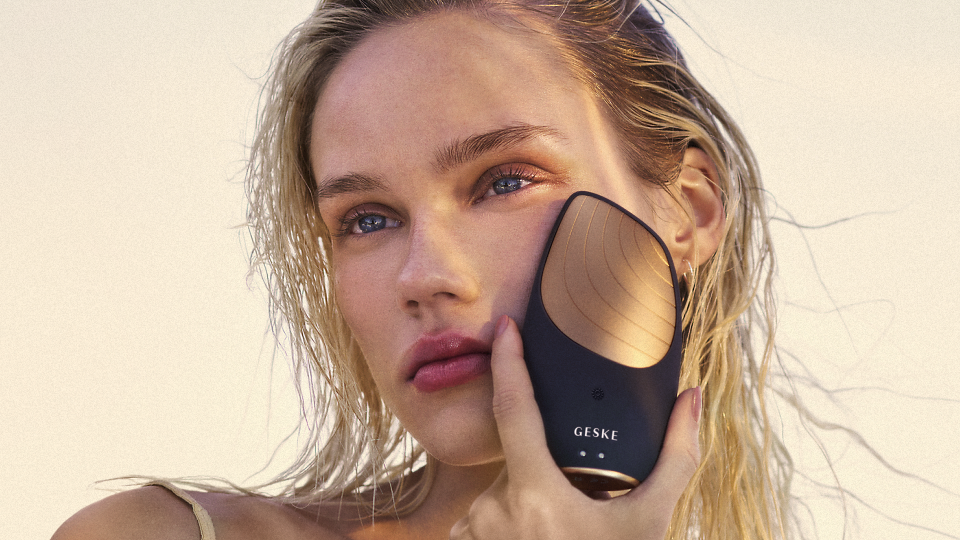 Rostro de mujer rubia con ojos azules usando dispositivo de mascarilla facial de Geske