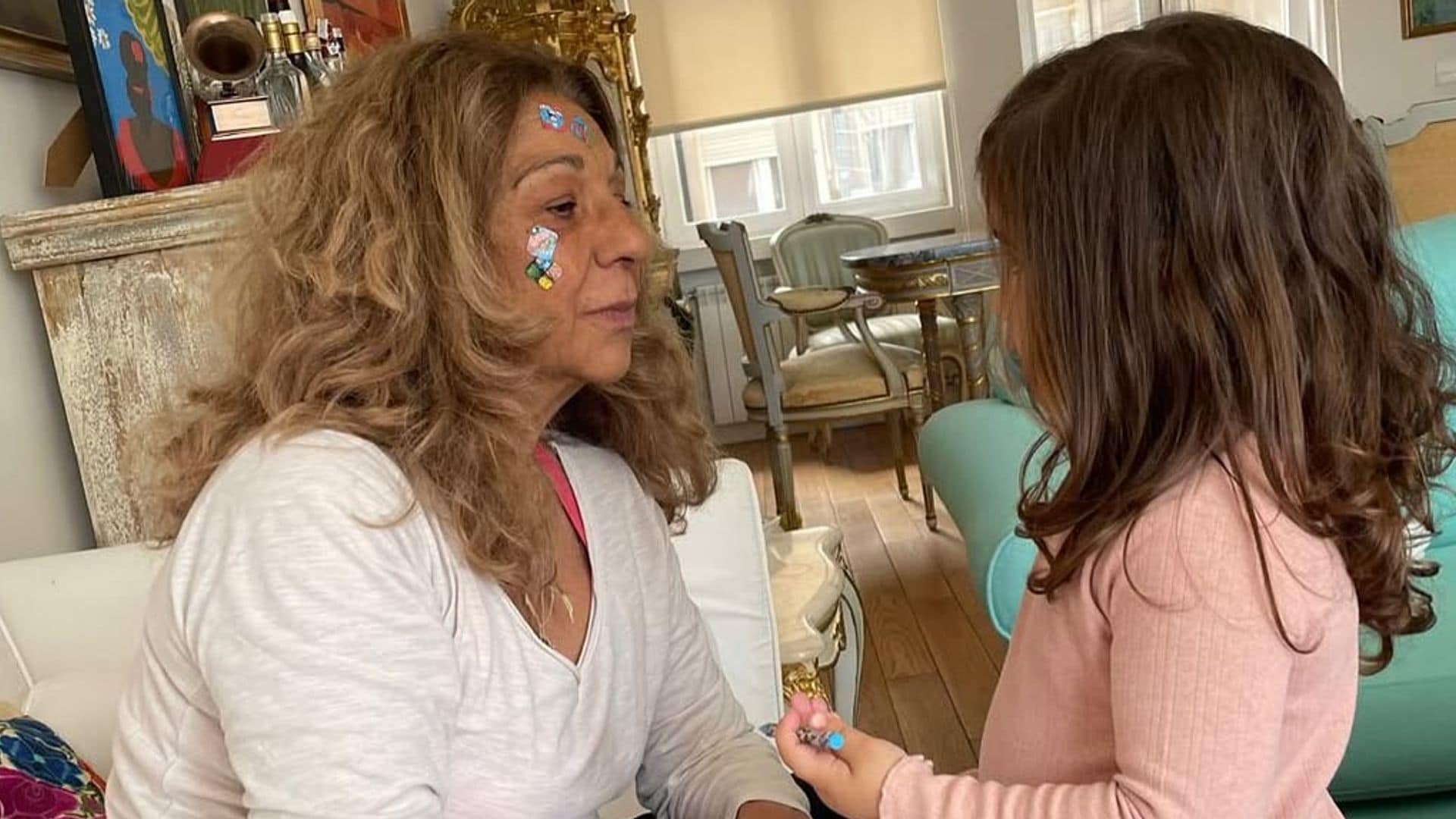 Lolita emociona con su felicitación de cumpleaños a su nieta: "Me habéis hecho una mujer distinta"