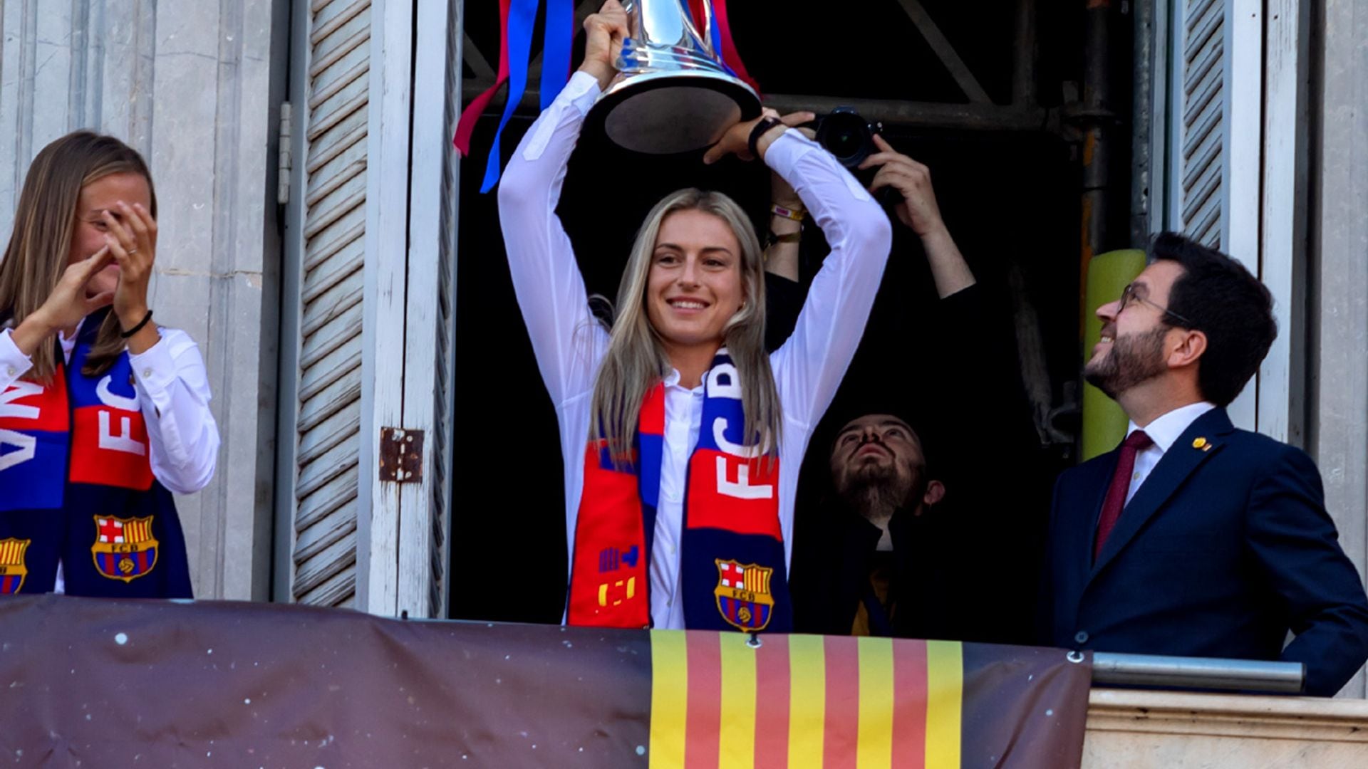¡Campeonas de Europa! La gran fiesta de las jugadoras del FC Barcelona por las calles de la ciudad tras volver a casa