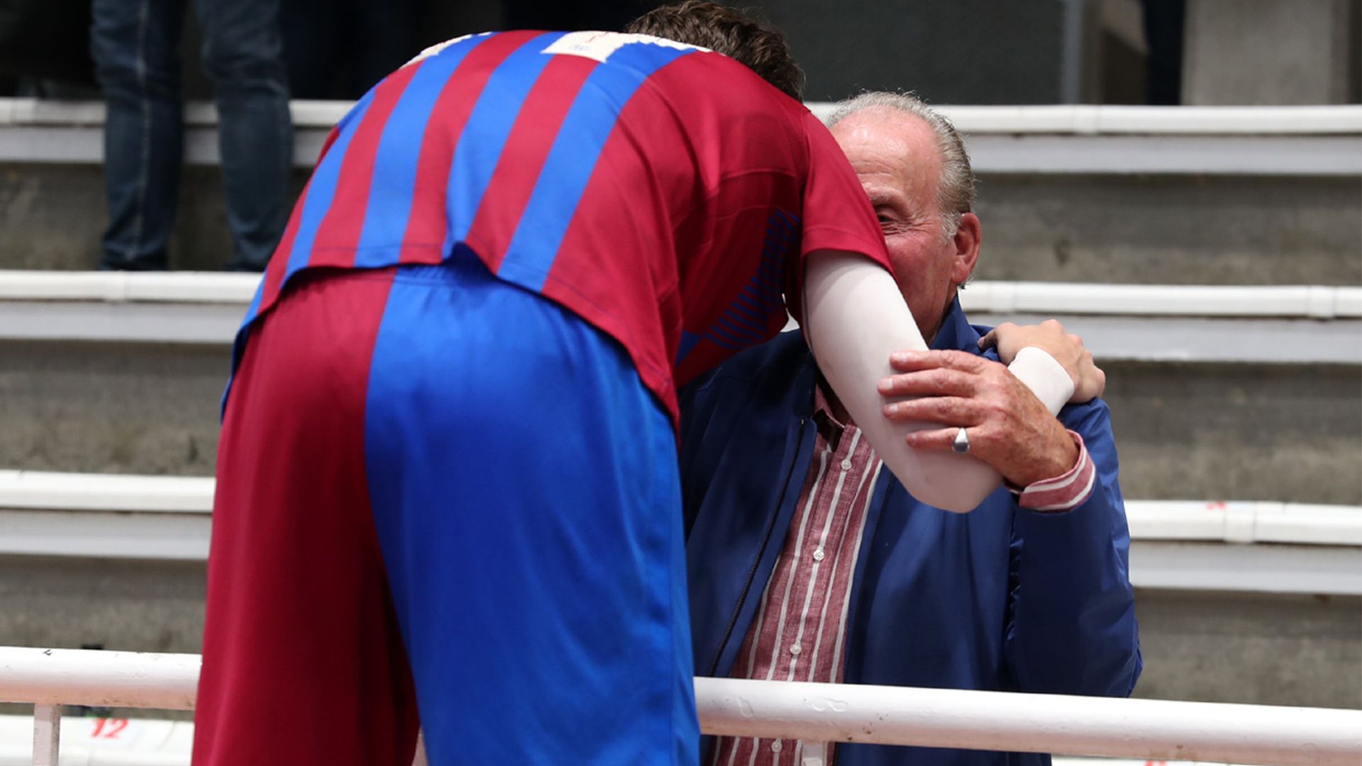 El cariñoso encuentro del rey Juan Carlos y su nieto Pablo Urdangarin en Pontevedra