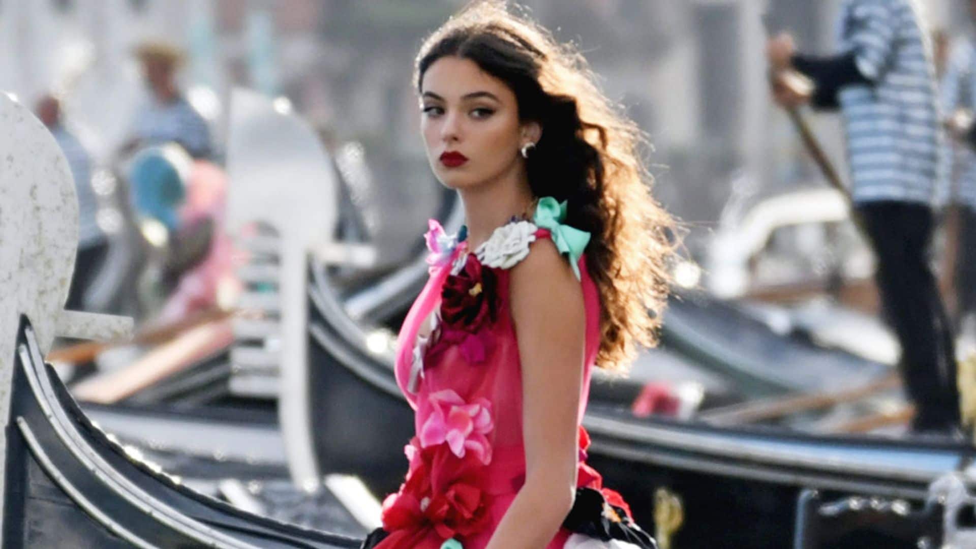 Las hijas adolescentes de Monica Bellucci y Christian Bale debutan sobre la pasarela en Venecia