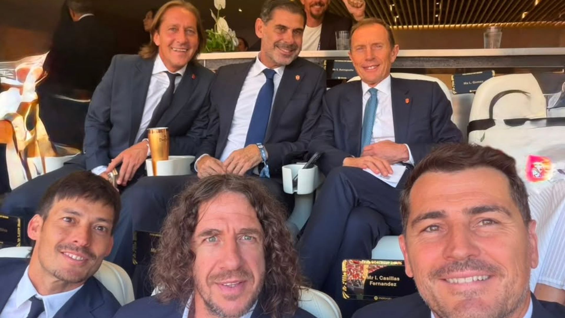 Selección Española tras el Uruguay-España (Puyol, Casillas, Silva, Michel Salgado, Fernando Hierro, Guti, Casillas, Butragueño) 