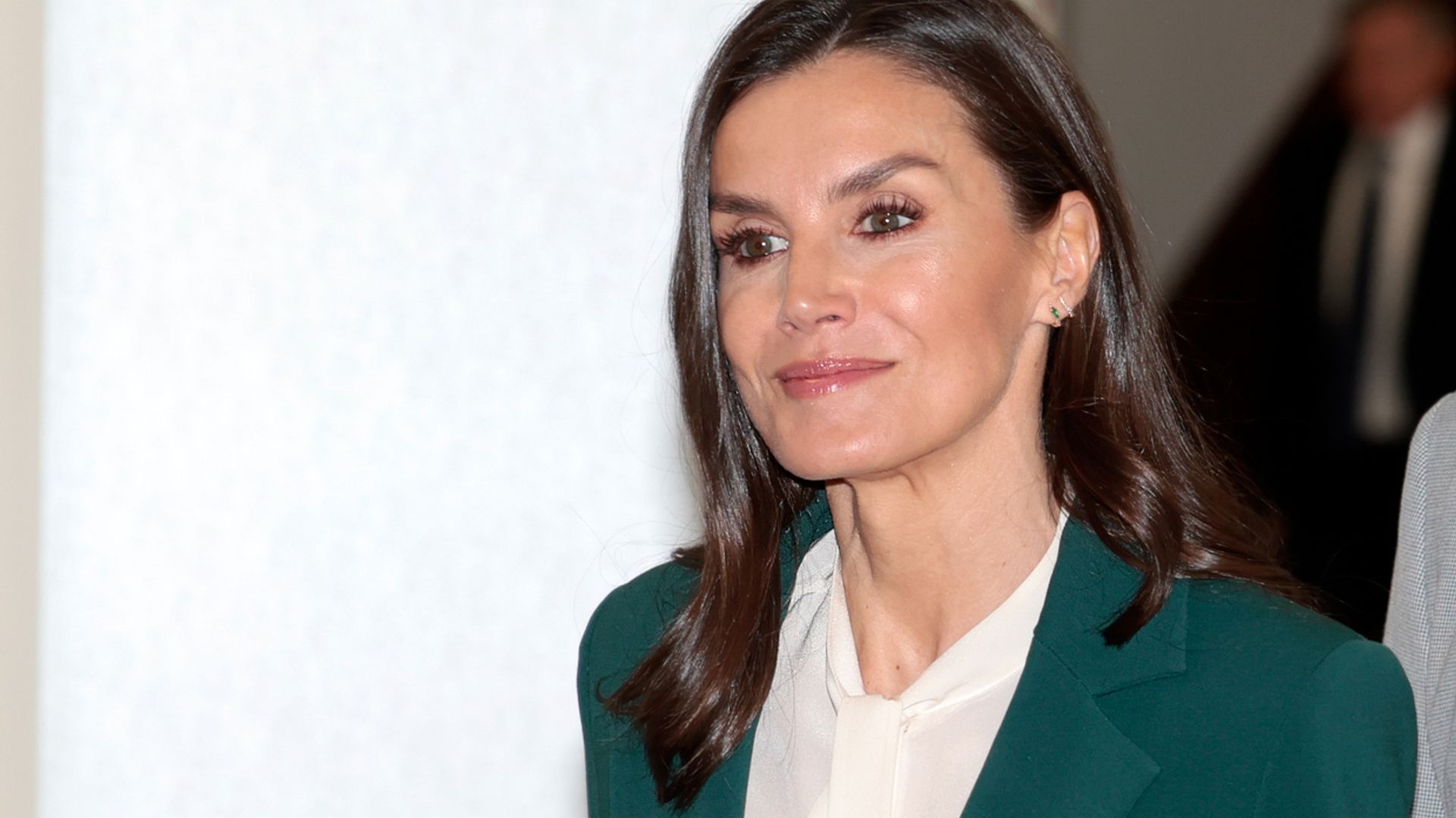 La Reina replica su look de trabajo favorito: traje monocolor y blusa con efecto corbata