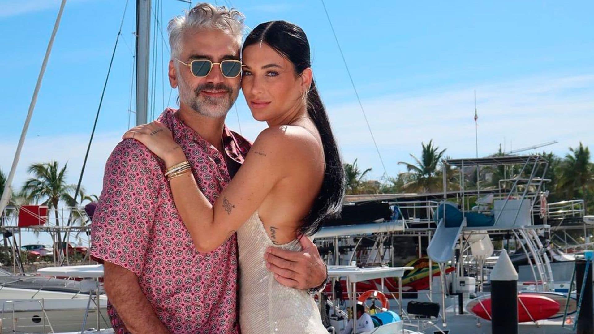 Con el mar como telón de fondo, Alejandro Fernández y Karla Laveaga protagonizan un romántico posado