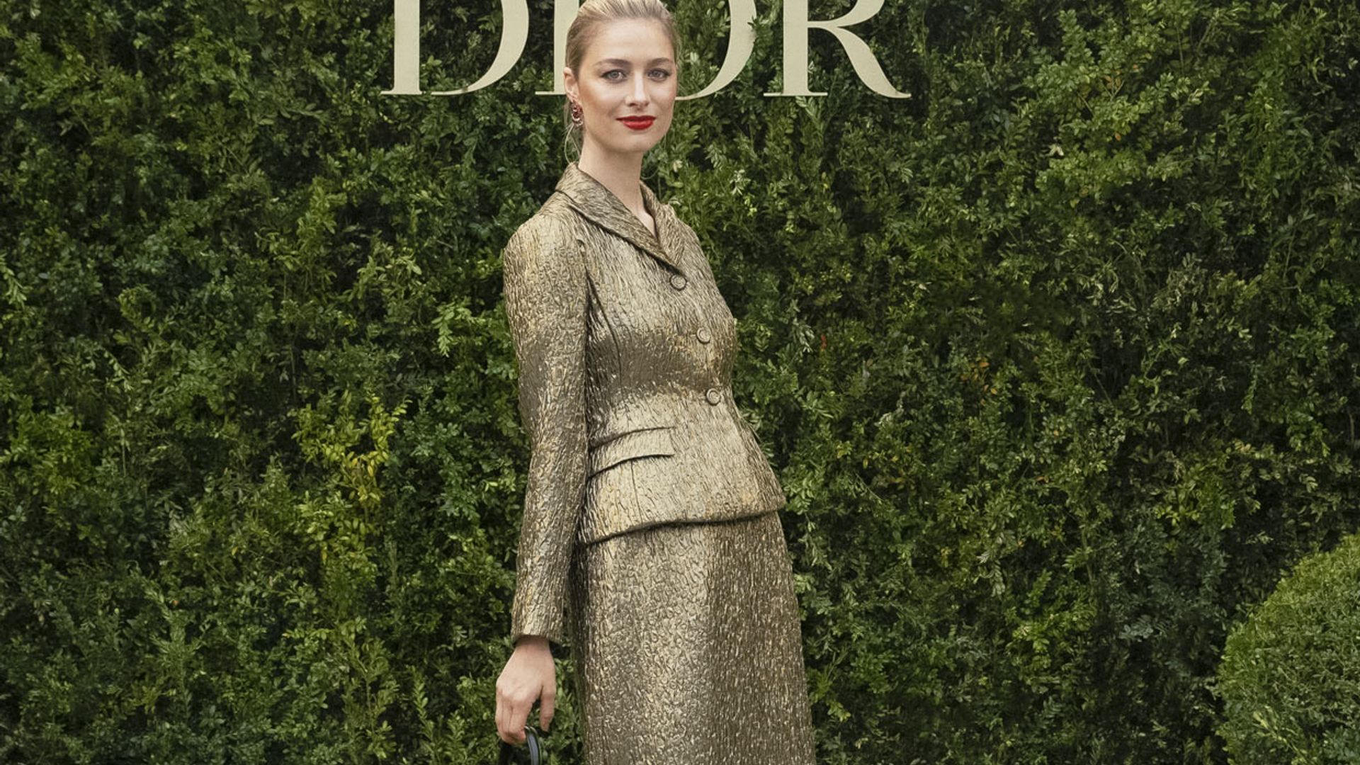Beatrice Borromeo elige un traje dorado de jacquard para su noche entre diamantes y perlas