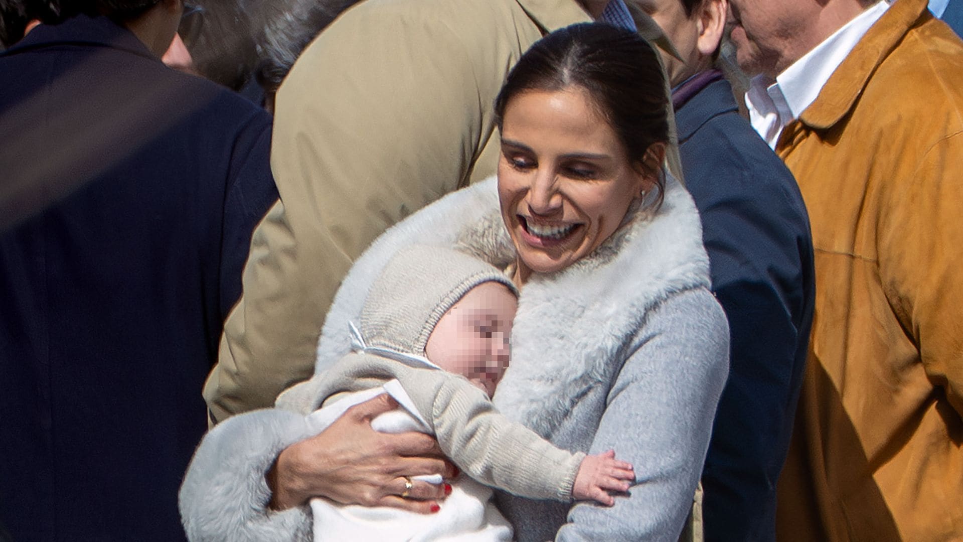 El look de invitada de Lucía Villalón al bautizo de su hijo Lucas con un vestido midi