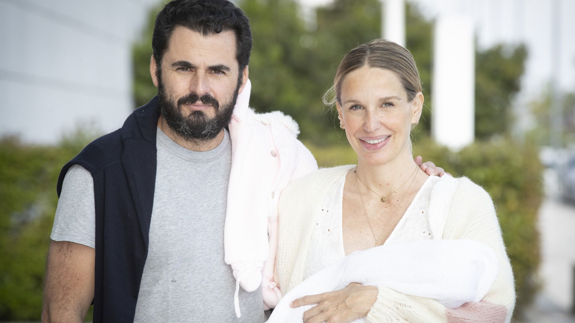 Carola Baleztena y Emiliano Suárez ya están en casa con su hija Juana