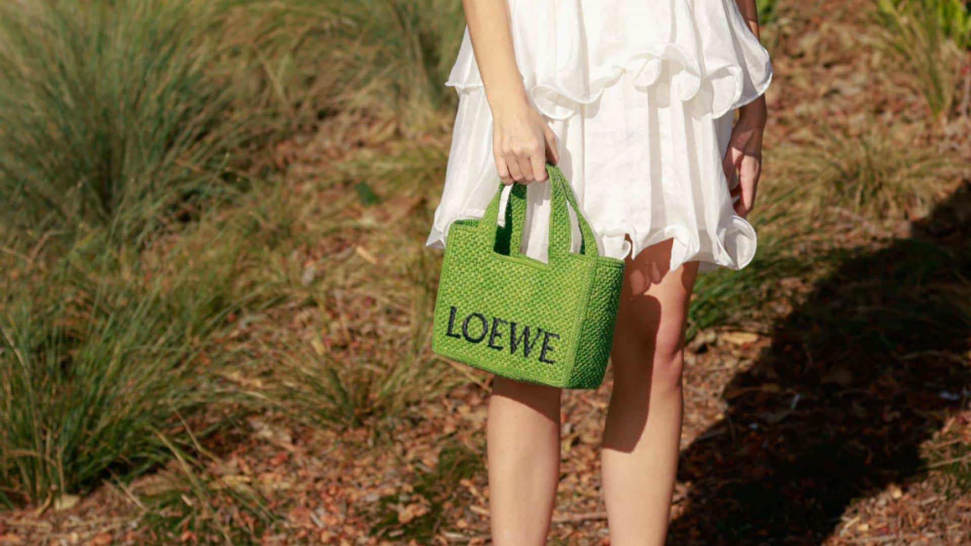 Siete accesorios de colores con los que reinventar tu vestido blanco favorito este verano 🤍