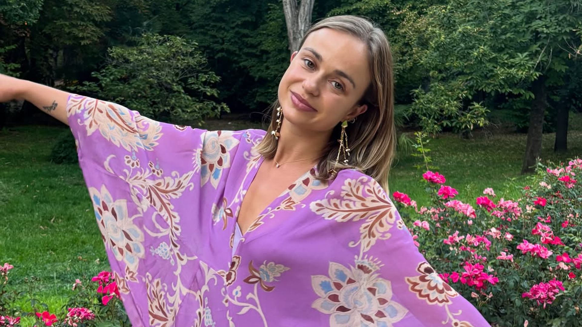 Amelia Windsor, la prima del príncipe Guillermo, lleva la moda española a Inglaterra y sorprende con un vestido vaporoso de una firma madrileña
