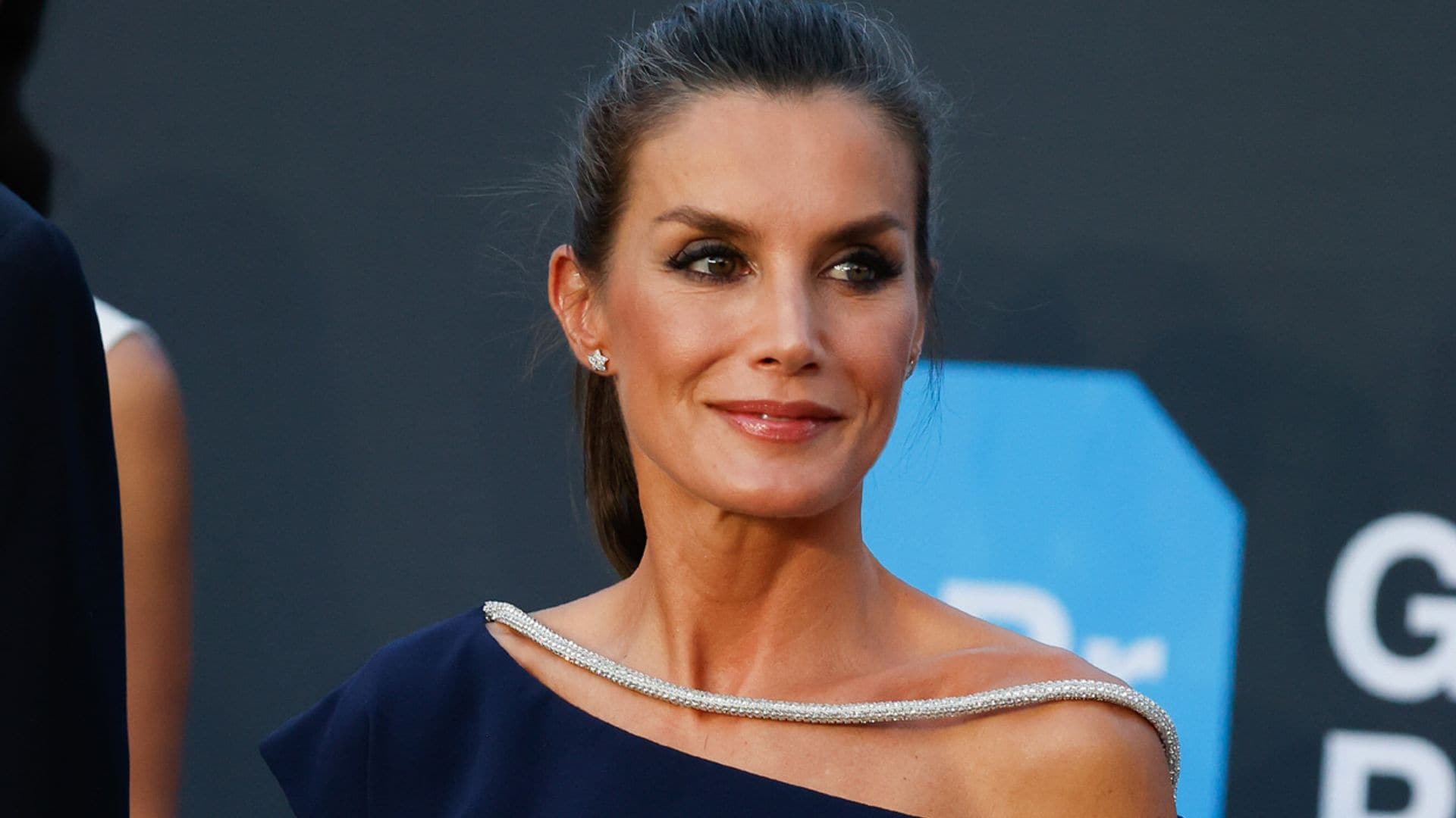 Doña Letizia confía en el escote joya con un vestido de estreno en la Ciudad Condal