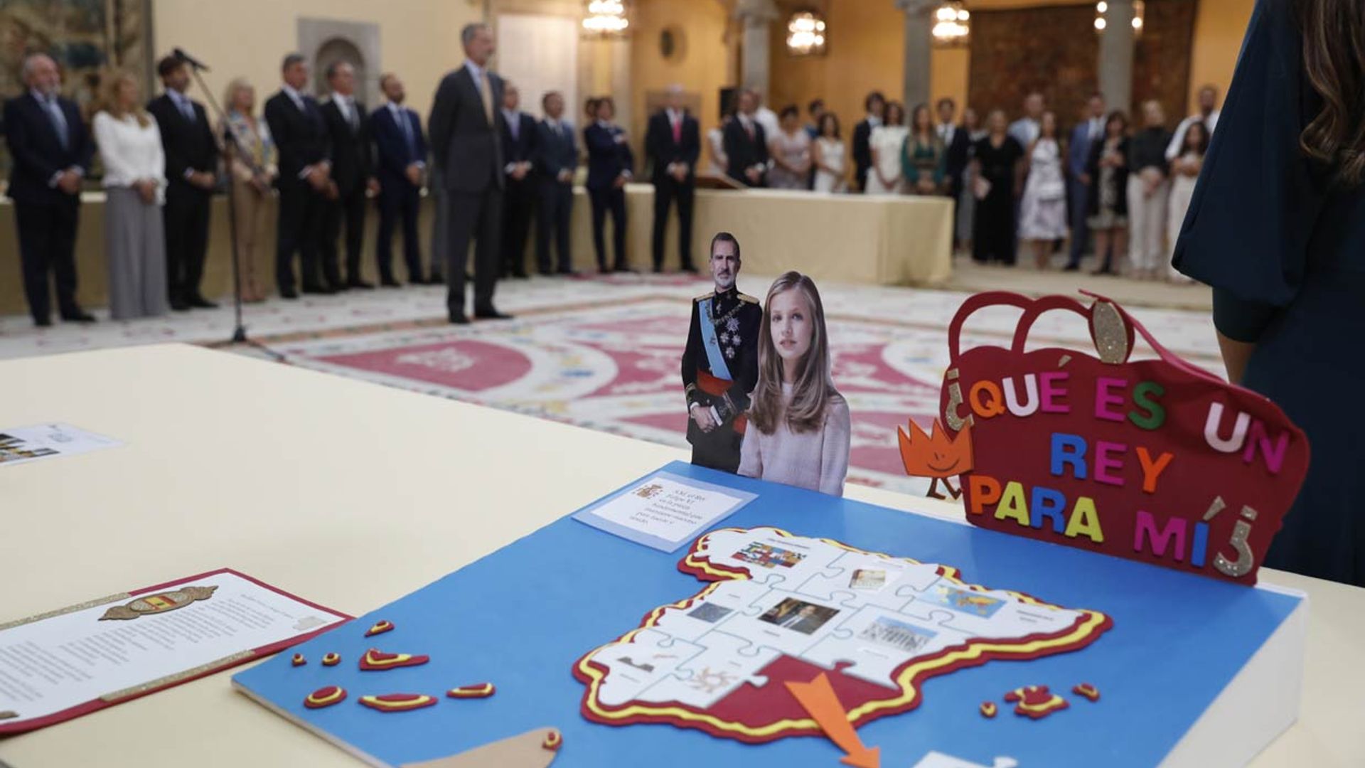 Como un marinero, muy guapo y con la princesa Leonor siempre presente... así ven los más pequeños a Felipe VI
