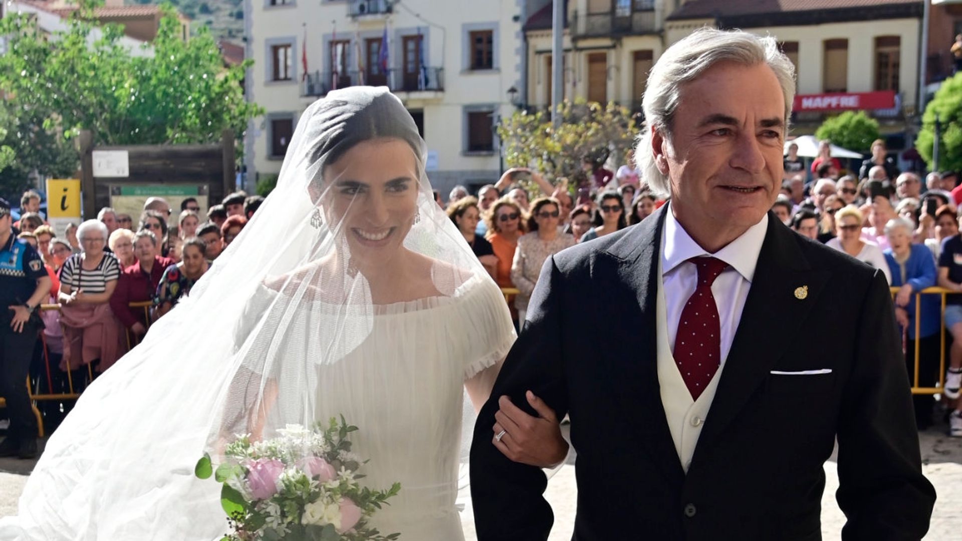 Blanca, hija de Carlos Sainz, una novia velada con vestido clásico y minimalista