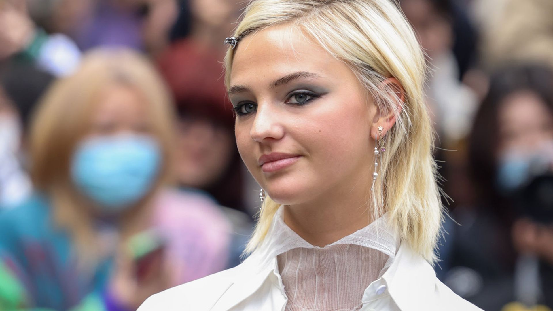 Los looks 'más Britney' de Mia Regan con los que ha impactado en las Semanas de la Moda