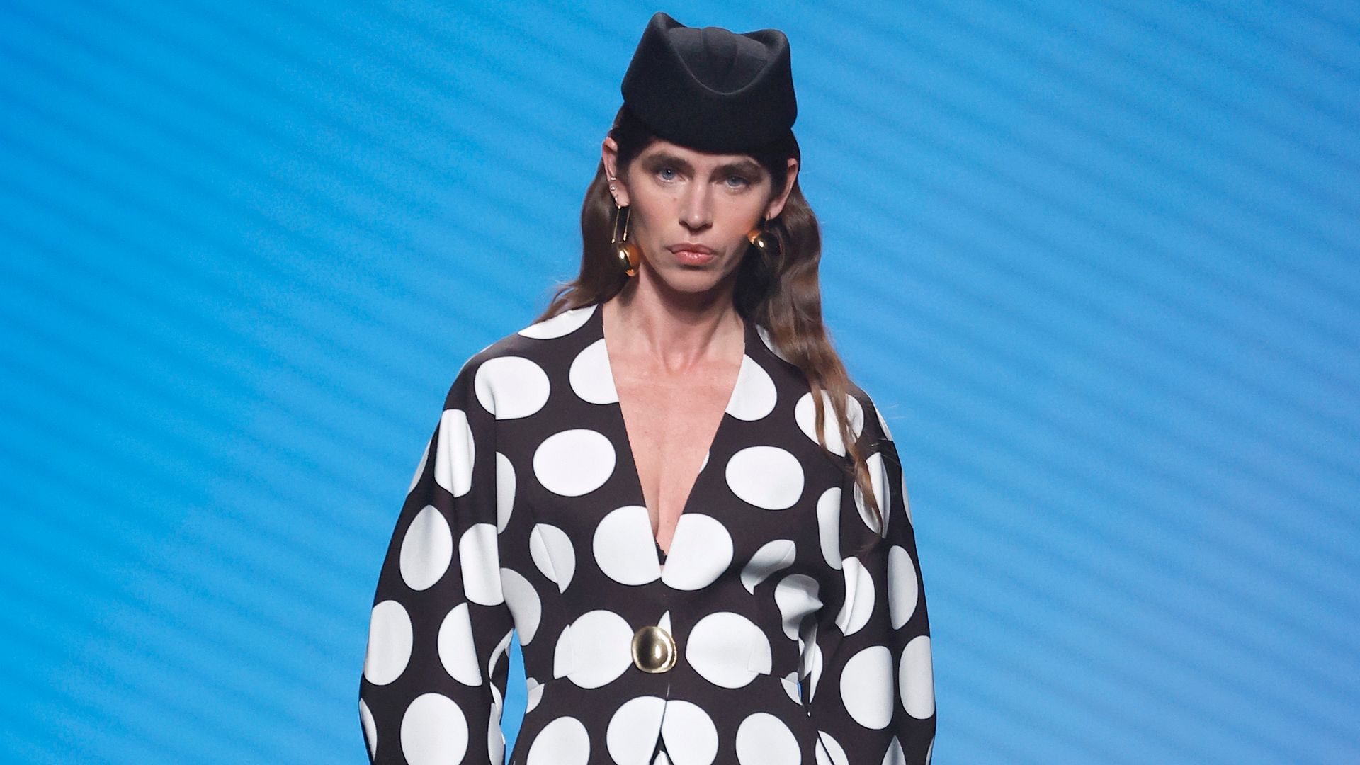 Claro Couture se renueva con el estampado de lunares más audaz para tus looks de invitada
