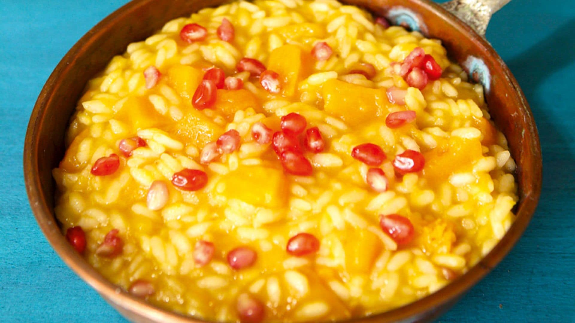 Arroz jugoso con melocotón y granada