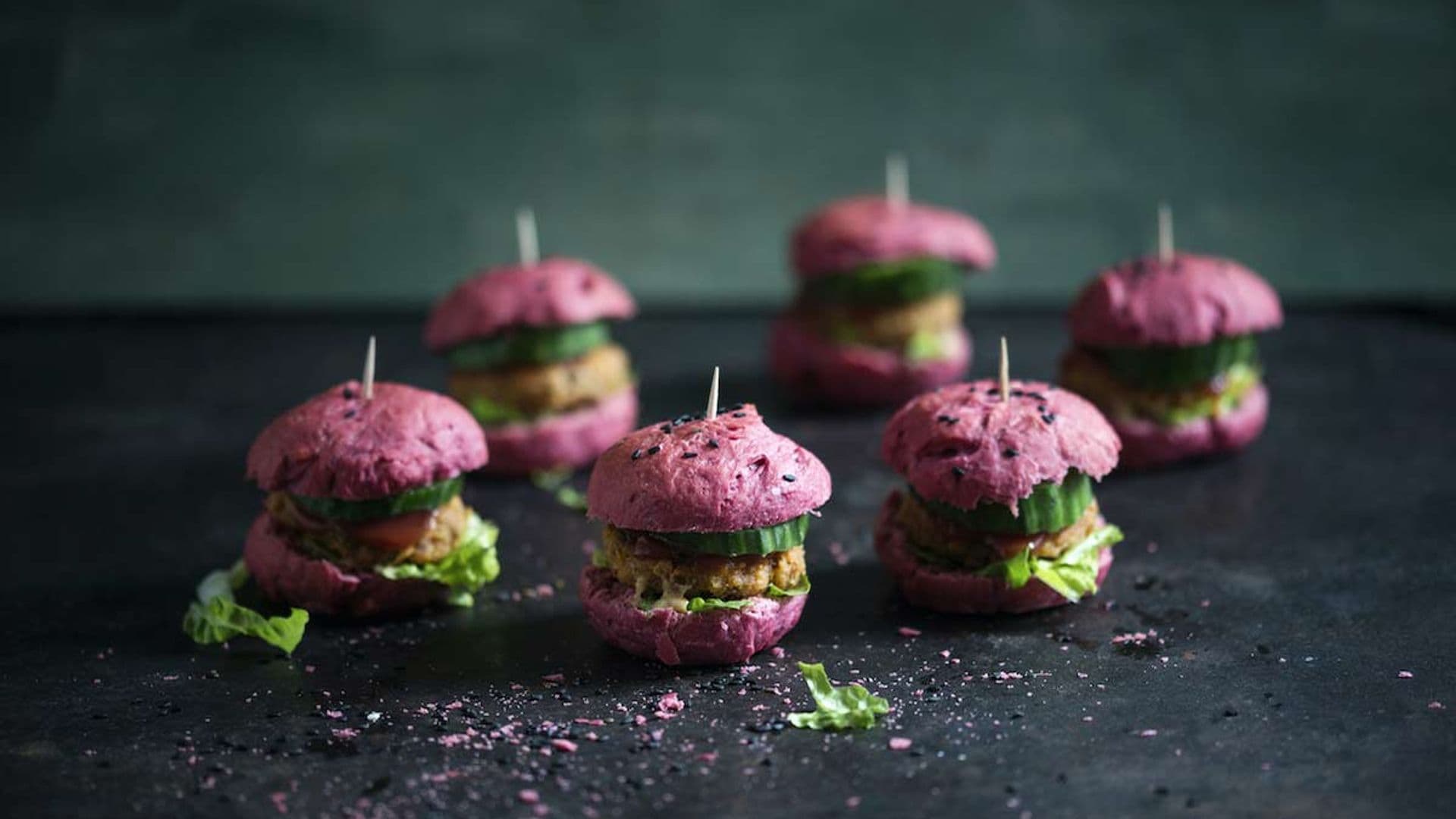 Mini hamburguesas con pan de remolacha, alubias y pepino holandés