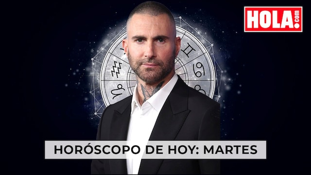 Adam Levine en primer plano, de fondo la rueda del zodiaco